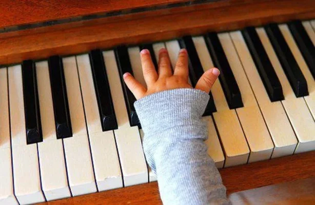 UTF 87 loi ich tot khi cho tre tiep xuc voi dan piano2028129